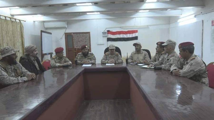 اجتماع عسكري بمأرب يعلن عن "انسحاب تكتيكي" في نهم شرق صنعاء