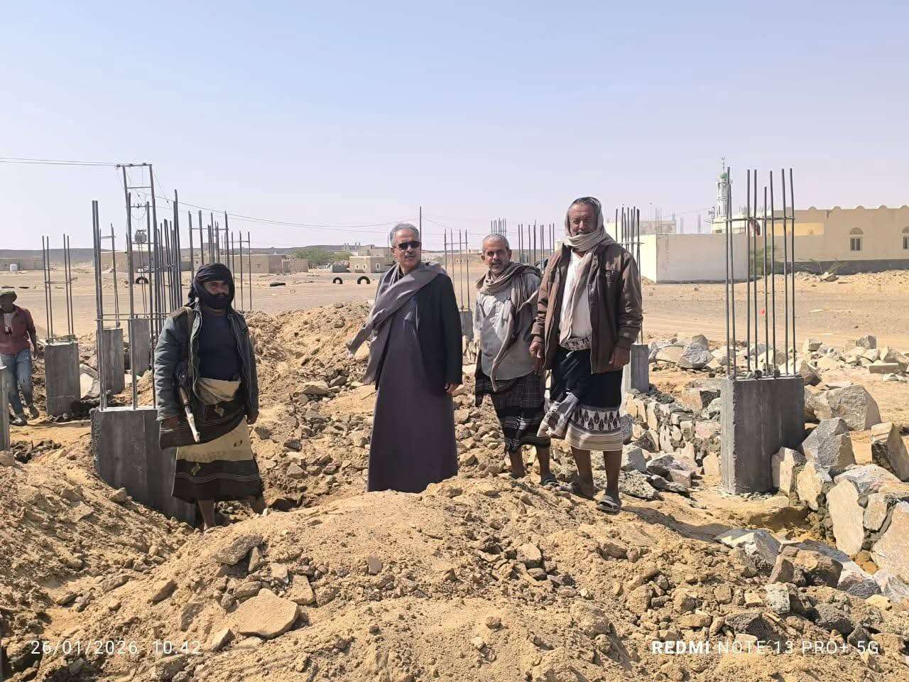 مدير عام عتق يدشّن العمل في مشروع بناء مدرسة من 6 فصول دراسية بمنطقة لجب