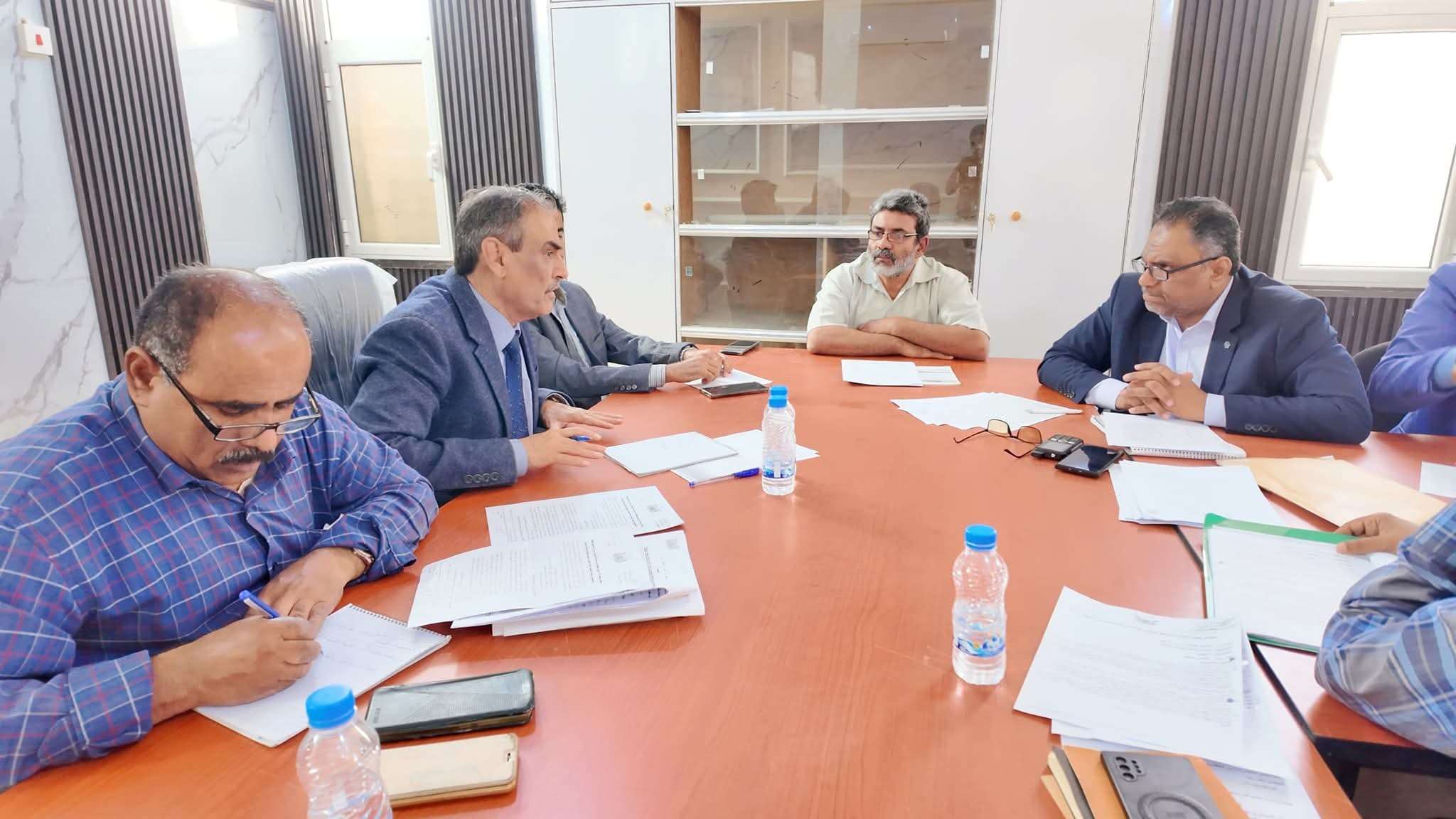 برئاسة هشلة.. مناقشة آليات تحصيل موارد الدعاية والإعلانات التجارية بمحافظة شبوة