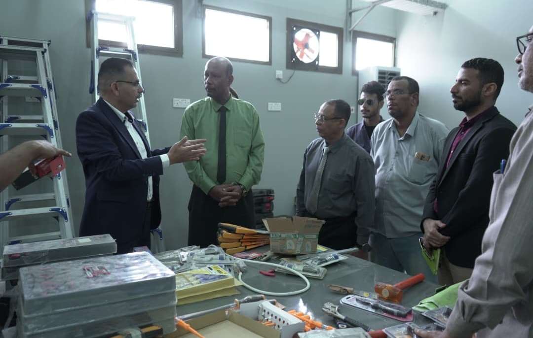 باجابر يطلع على التجهيزات النهائية لاختتام مشروع تطوير قسم التبريد والتكييف وتدشين الطاقة المتجددة