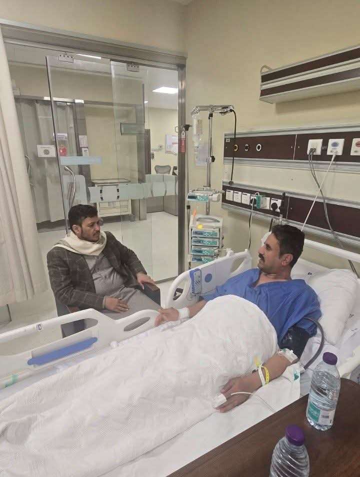 ​د. عبدالله العليمي يزور العميد علي الجبواني ويطلع على حالته الصحية.