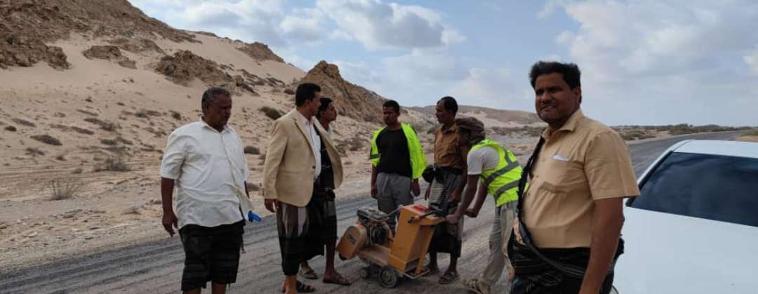 تنفيذاً لتوجيهات المحافظ “ابن الوزير”بدء أعمال صيانة وإعادة تأهيل طريق مدينة رضوم تنفيذاً لتوجيهات المحافظ “ابن الوزير”بدء أعمال صيانة وإعادة تأهيل طريق مدينة رضوم