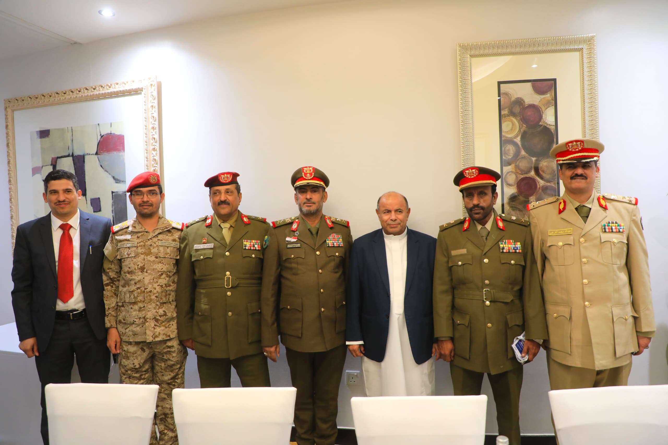 عضو مجلس القيادة الرئاسي محافظ حضرموت يلتقي برئاسة هيئة الأركان العامة بوزارة الدفاع