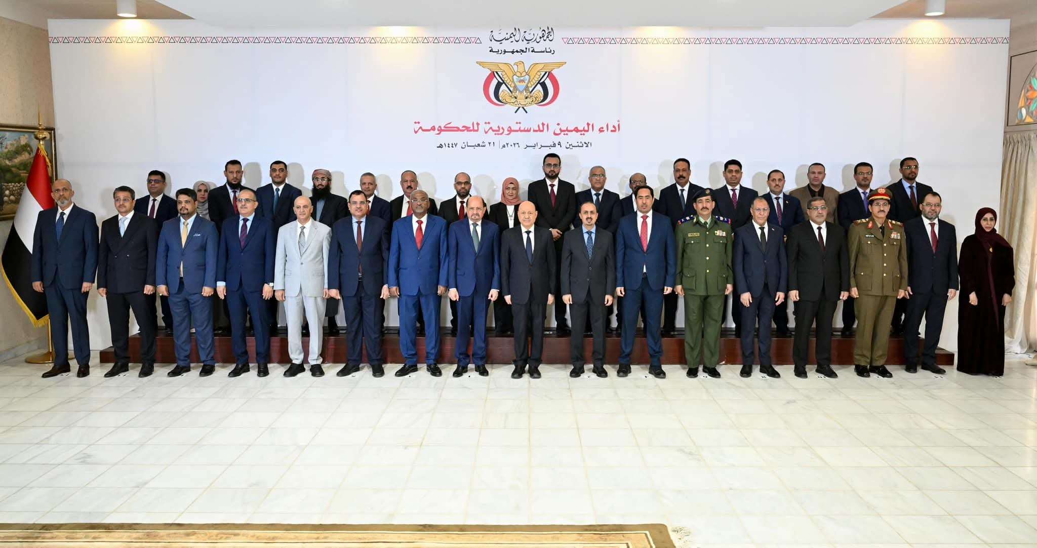 رئيس واعضاء الحكومة يؤدون اليمين الدستورية امام رئيس مجلس القيادة الرئاسي