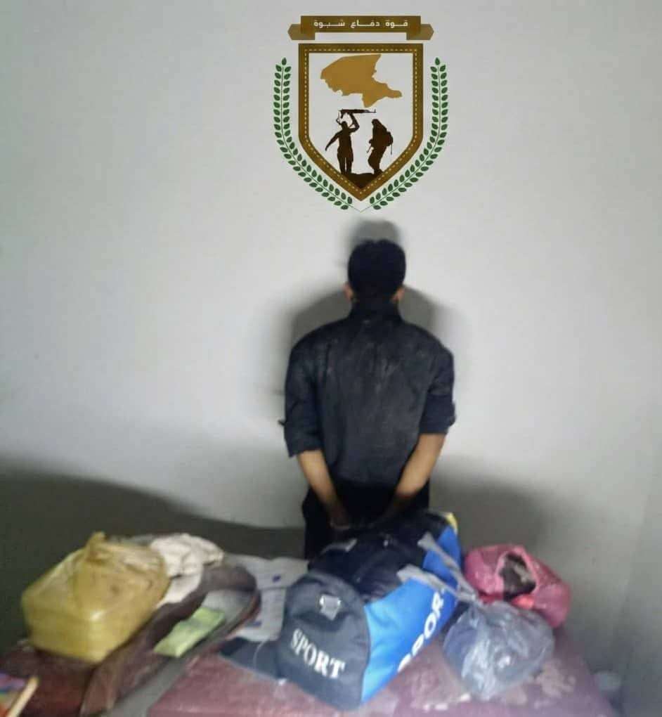 قوات دفاع شبوة تضبط احد المطلوبين أمنياً على ذمة قضية سرقة سيارة