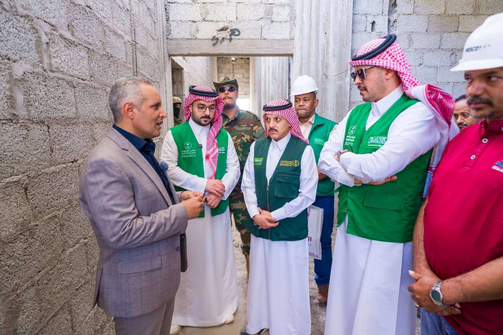 الوزير مختار اليافعي يتفقد مشروع مركز تأهيل الأطفال ذوي الإعاقة بعدن ويشيد بالدعم السعودي السخي