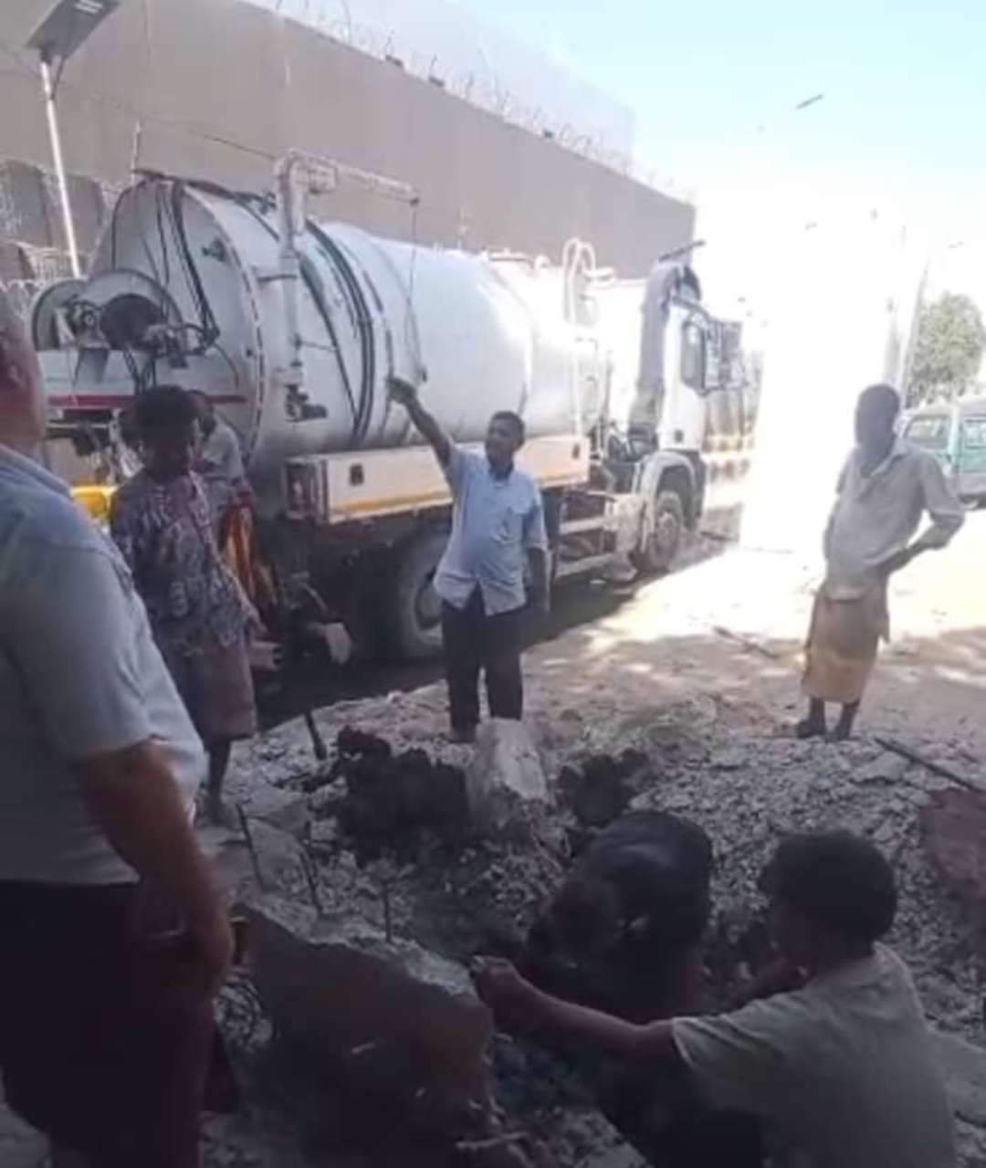 مؤسسة مياه عدن تنفذ حملة فتح انسدادات وتصفية شبكة الصرف الصحي بحي السفارات بخور مكسر