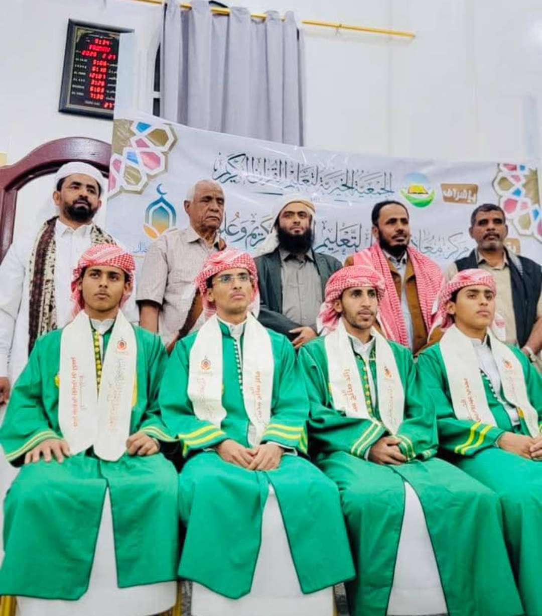 مدير أوقاف عتق بشبوة يكرم عددًا من الحفاظ لكتاب الله بمسجد معاذ بن جبل بعتق