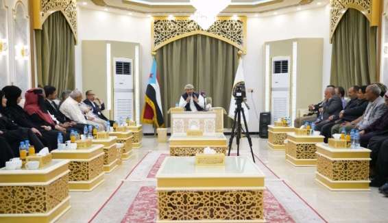 الرئيس الزُبيدي: القرصنة الحوثية تمنع وصول الغذاء والدواء للموانئ