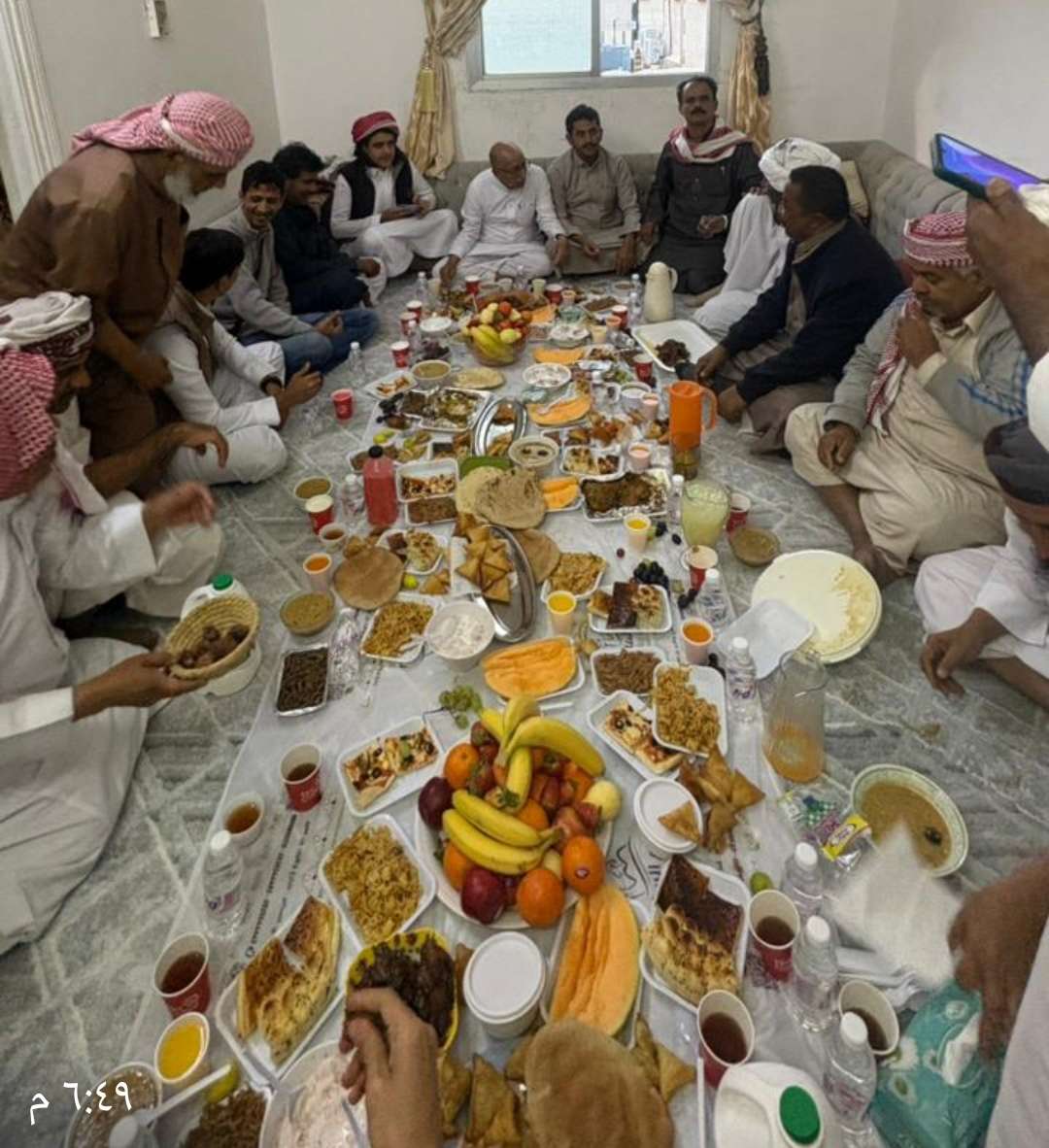 الكربي وخيران والمغيرة في ضيافة الشيخ محمود بلعرب في منزله بالطائف الكربي وخيران والمغيرة في ضيافة الشيخ محمود بلعرب في منزله بالطائف