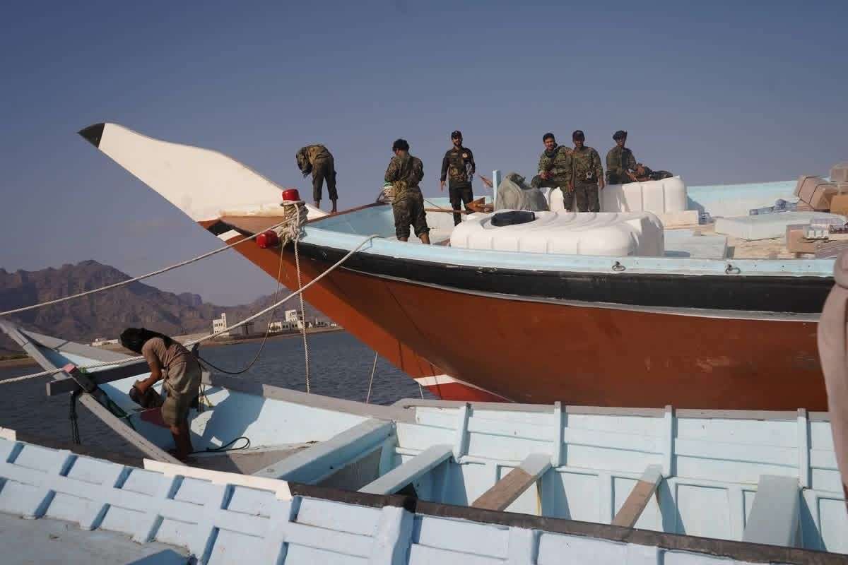 قوات العمالقة الجنوبية تضبط قارب تهريب قادم من ميناء بندر عباس الإيراني