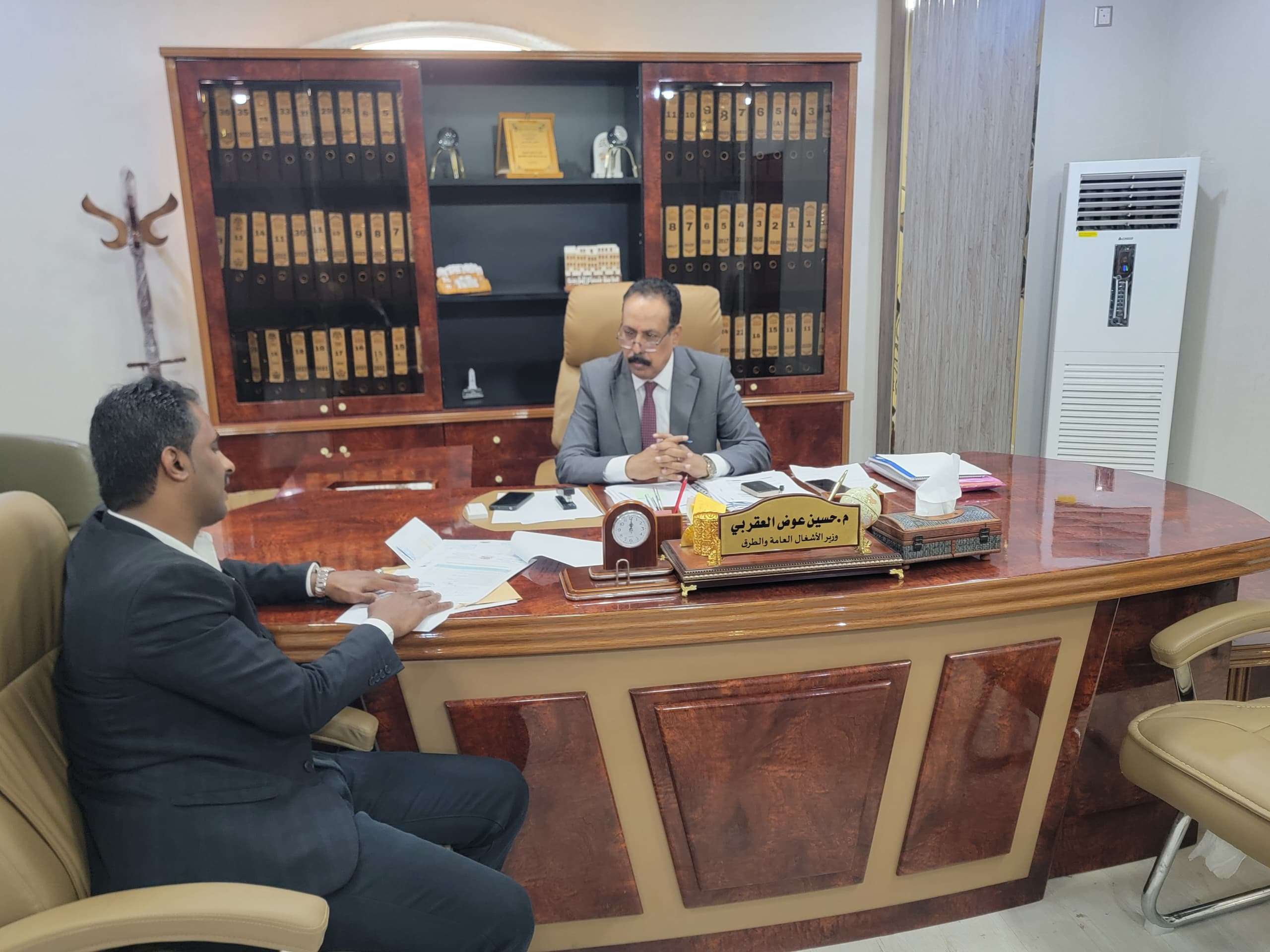 وزير الأشغال العامة والطرق يؤكد دعم الوزارة لقطاع الطرق في محافظة شبوة وفق توجهات مجلس القيادة وخطط الحكومة