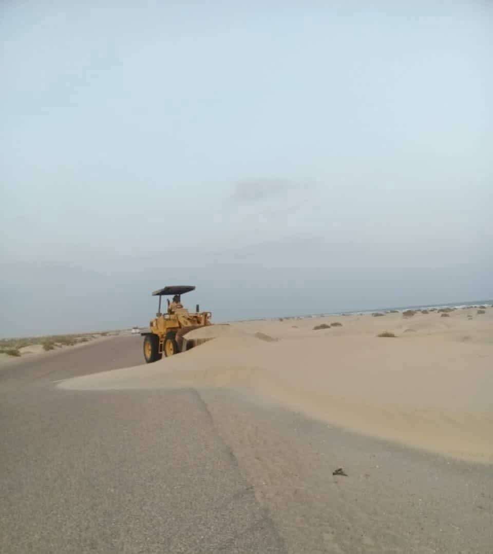 استمرار أعمال إزاحة الرمال عن طريق الساحل عرقه في شبوة لتعزيز السلامة المرورية