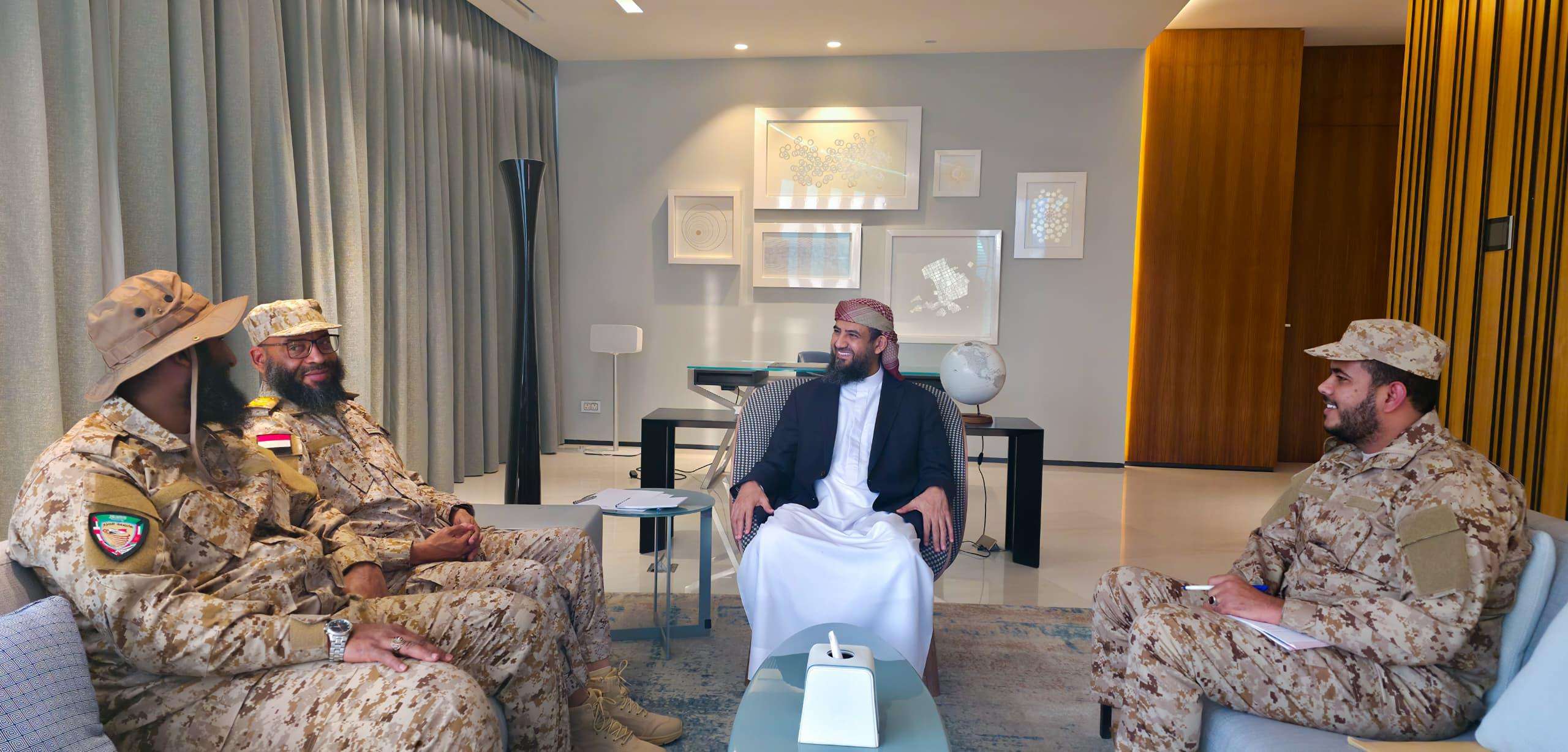 المحرّمي يلتقي قائد المنطقة العسكرية الأولى ويطلع على الأوضاع العسكرية والأمنية المحرّمي يلتقي قائد المنطقة العسكرية الأولى ويطلع على الأوضاع العسكرية والأمنية