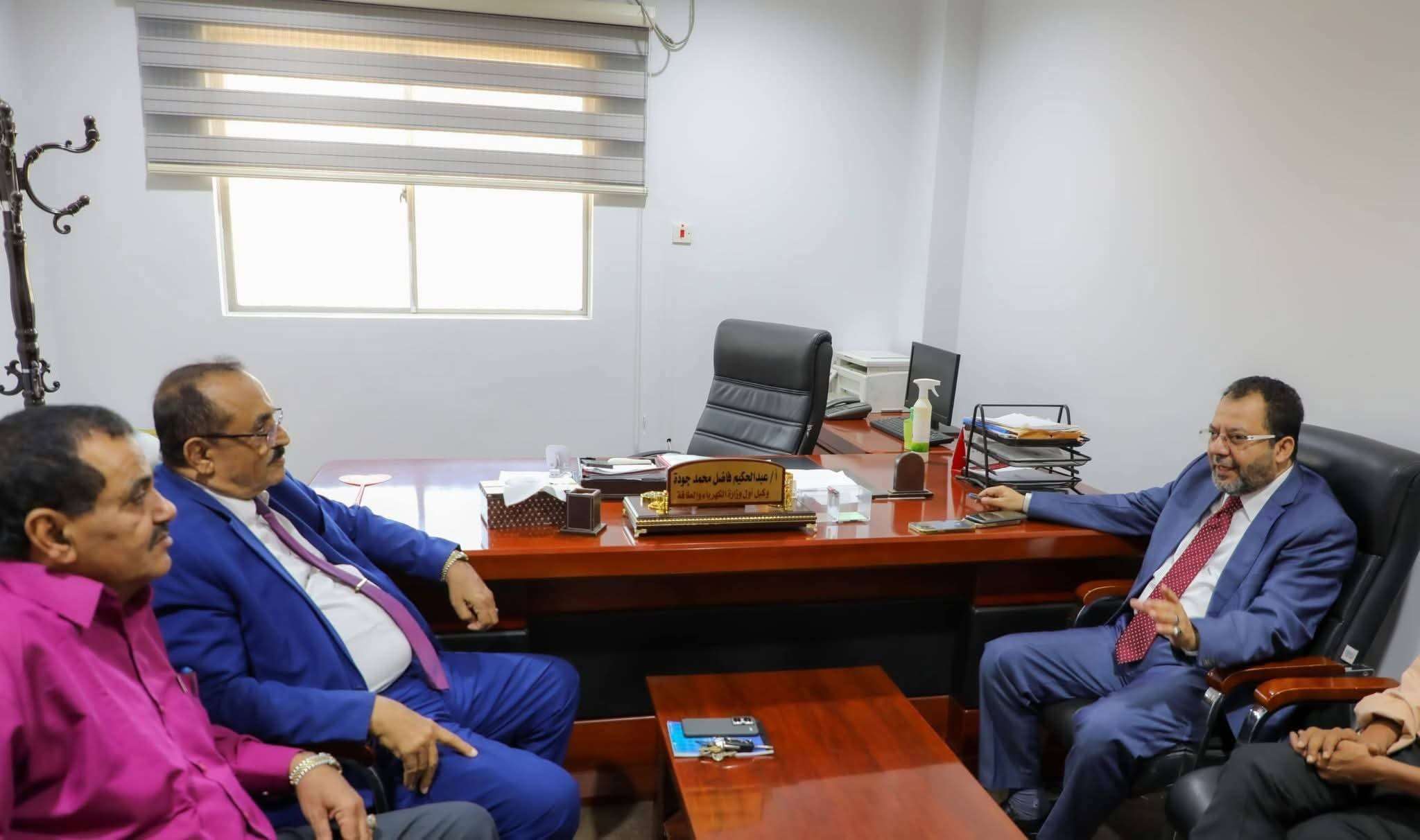 وزير الكهرباء يلتقي نائب محافظ لحج ويؤكد بدء توريد الإيرادات إلى حساب البنك المركزي وزير الكهرباء يلتقي نائب محافظ لحج ويؤكد بدء توريد الإيرادات إلى حساب البنك المركزي