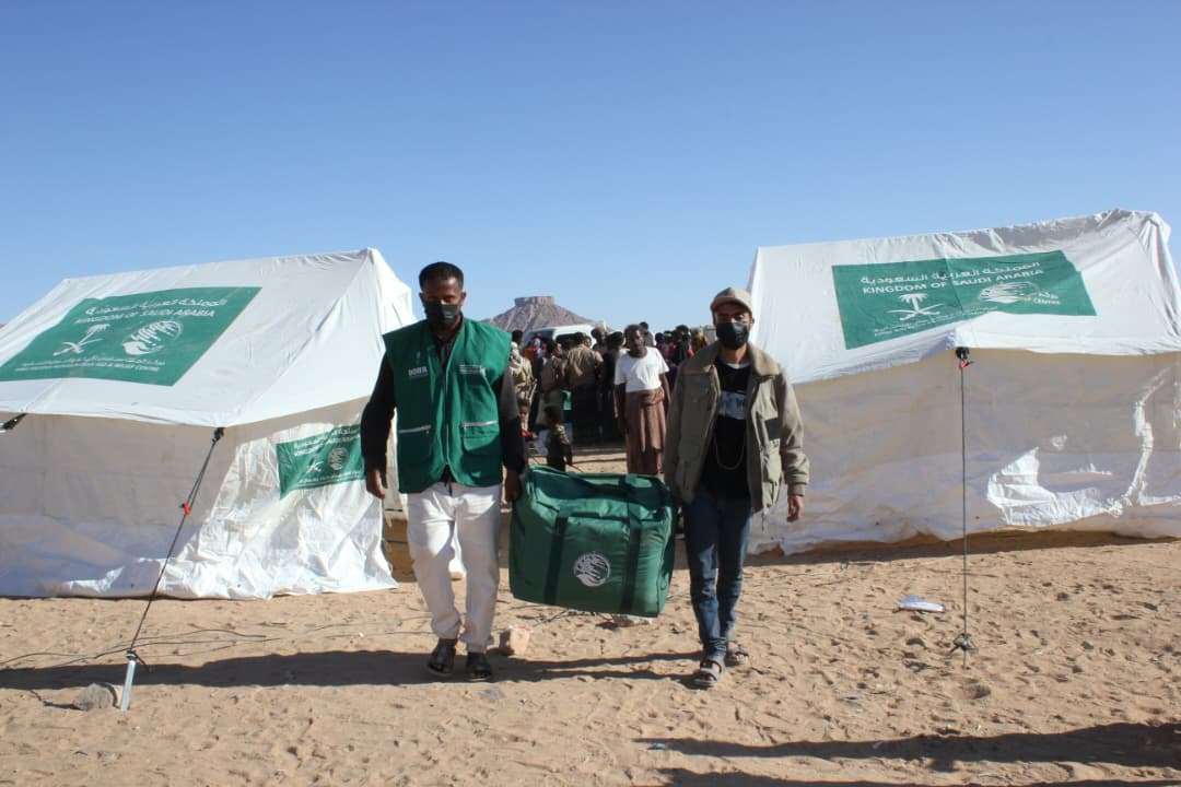 بدعم مركز الملك سلمان.. الفرقة أولى طوارئ تدشن توزيع خيام إيوائية وسلال غذائية لإغاثة متضرري حريق مخيمات العبر