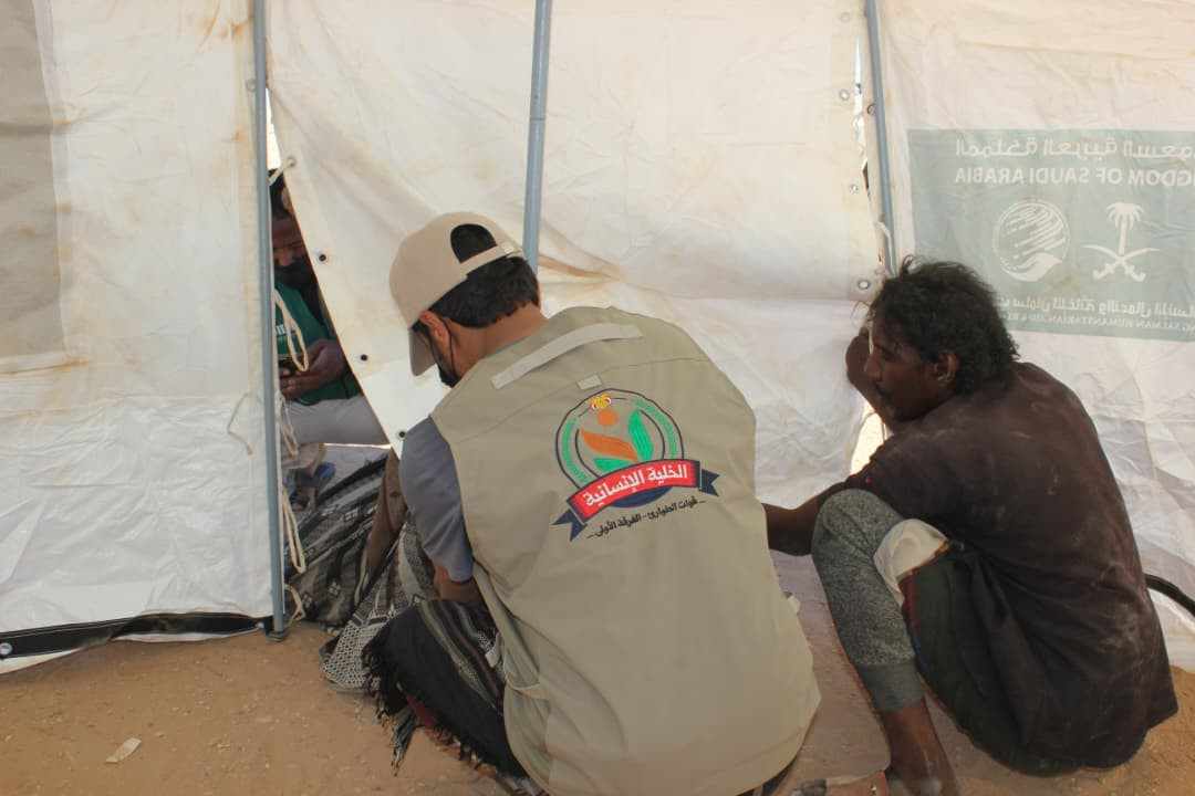 بدعم مركز الملك سلمان.. الفرقة أولى طوارئ تدشن توزيع خيام إيوائية وسلال غذائية لإغاثة متضرري حريق مخيمات العبر