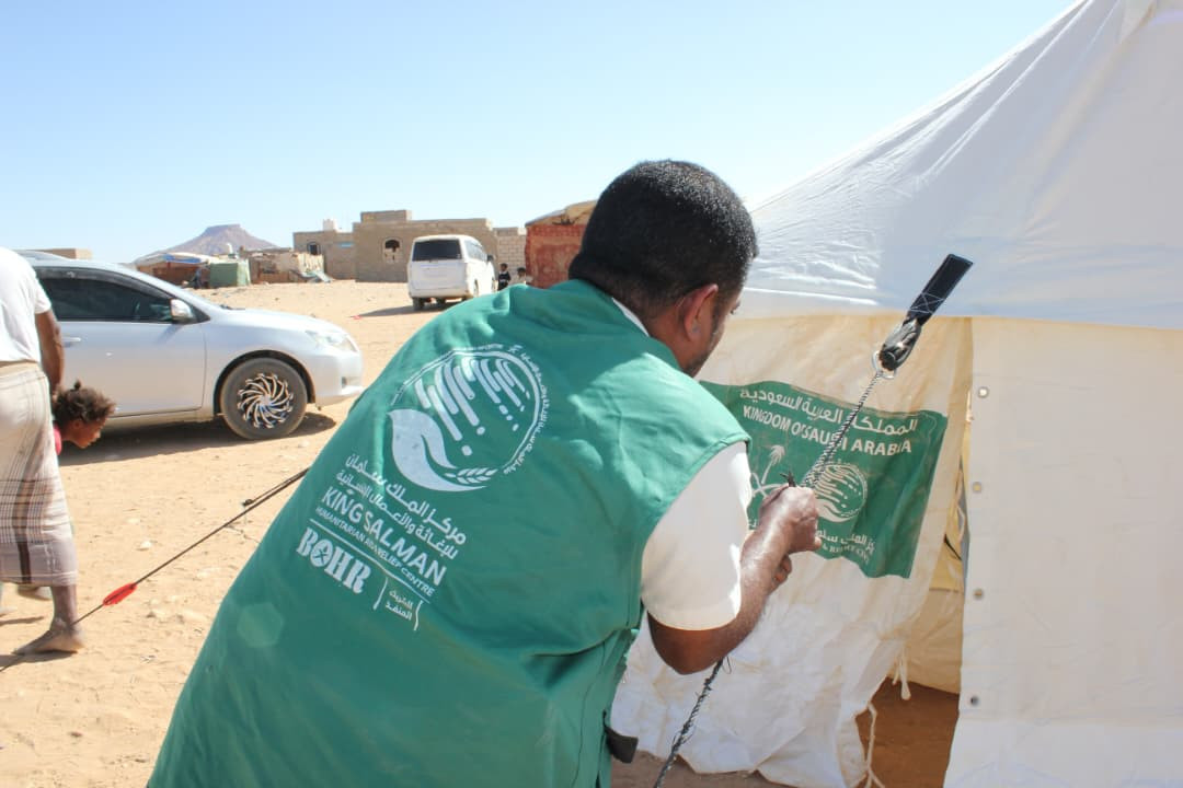 بدعم مركز الملك سلمان.. الفرقة أولى طوارئ تدشن توزيع خيام إيوائية وسلال غذائية لإغاثة متضرري حريق مخيمات العبر