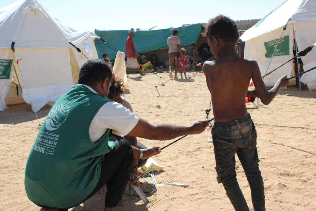 بدعم مركز الملك سلمان.. الفرقة أولى طوارئ تدشن توزيع خيام إيوائية وسلال غذائية لإغاثة متضرري حريق مخيمات العبر