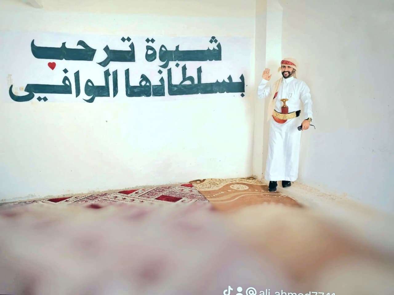 بريشة الوفاء.. فنان من شبوة يهدي المحافظ “بن الوزير” لوحة فنية احتفاءً بعودته