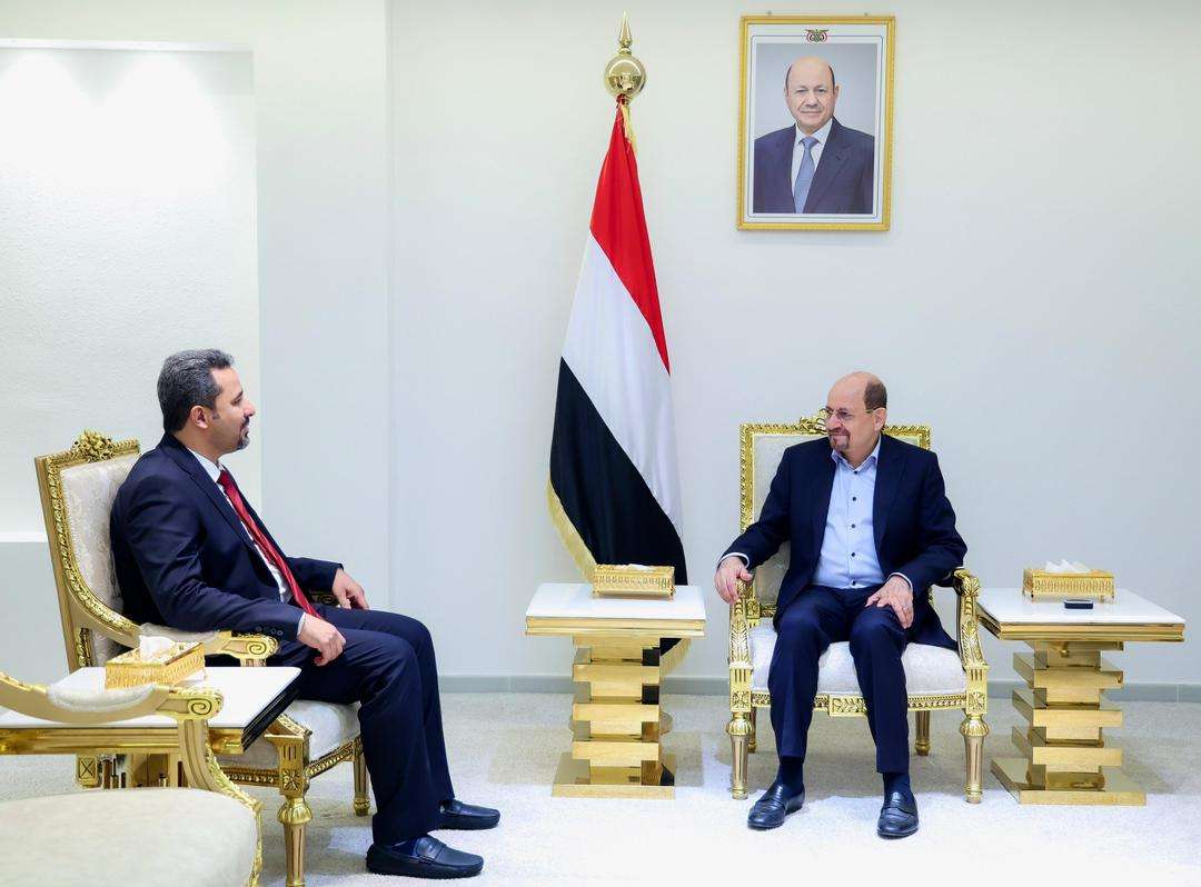 رئيس الوزراء يناقش مع محافظ لحج أولويات النهوض بالمحافظة وتعزيز دورها في دعم الاستقرار