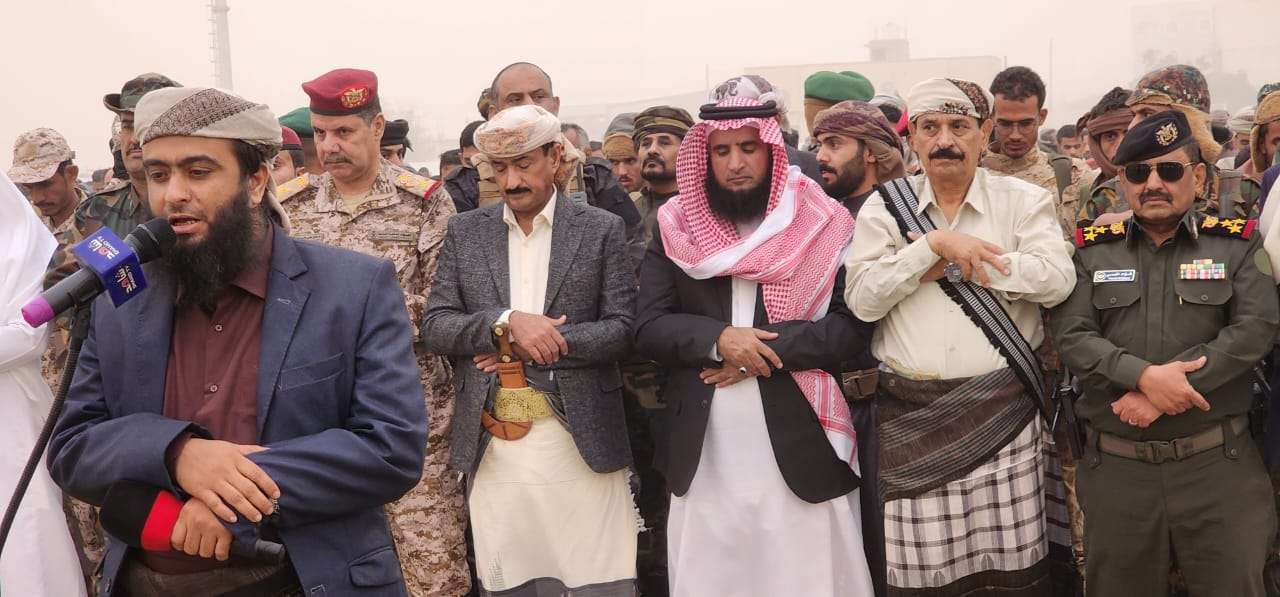 المحافظ بن الوزير يؤدي صلاة عيد الفطر مع جموع المواطنين في مدينة عتق