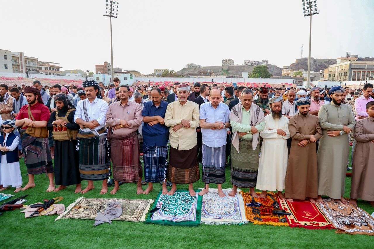 محمود الصبيحي وشائع الزنداني يؤديان صلاة العيد مع جموع المواطنين في عدن