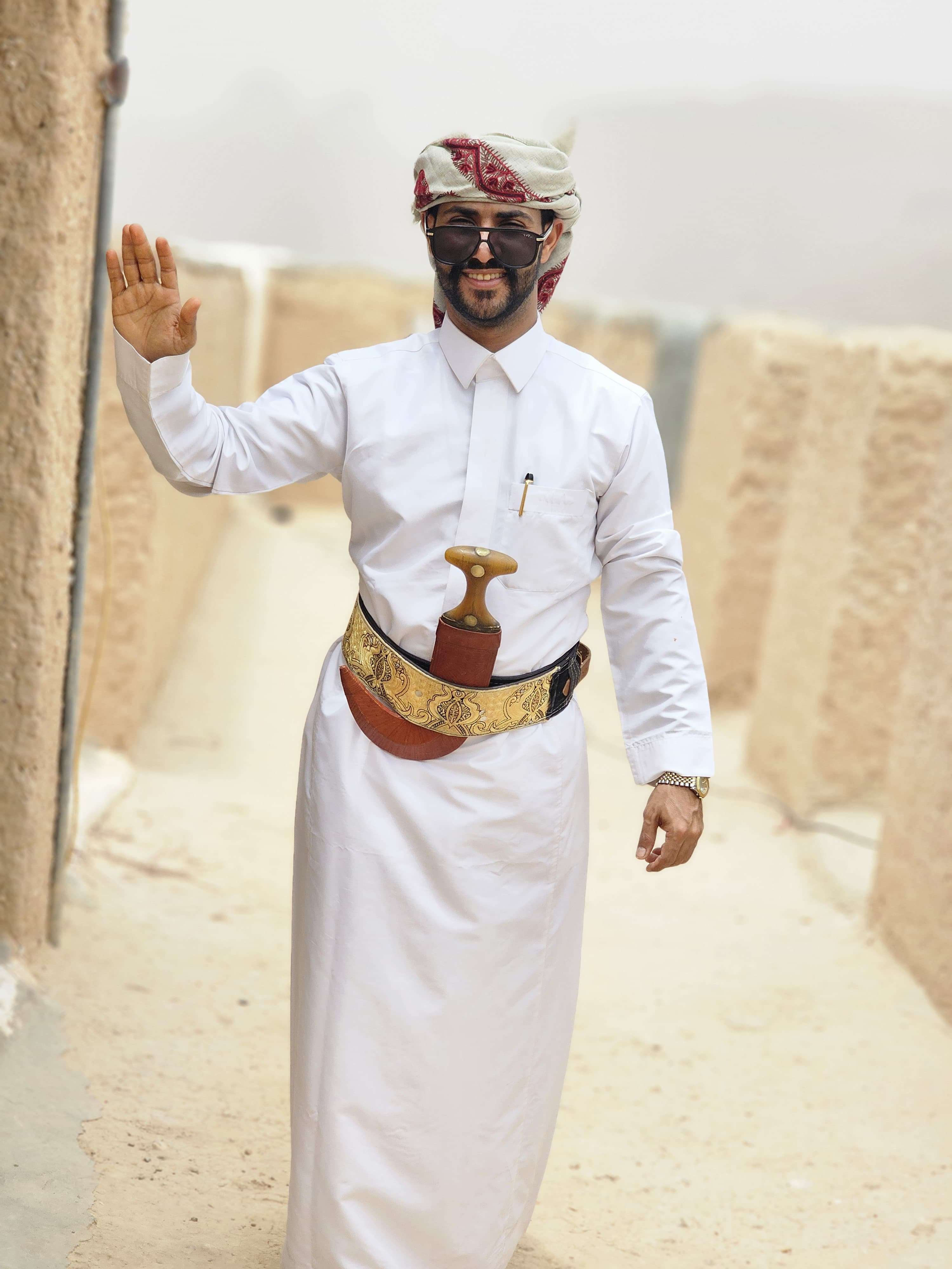 خطاط ورسام شبوة “أبو أحمد بن غديد” يهنئ المحافظ “ابن الوزير” بمناسبة عيد الفطر المبارك خطاط ورسام شبوة “أبو أحمد بن غديد” يهنئ المحافظ “ابن الوزير” بمناسبة عيد الفطر المبارك