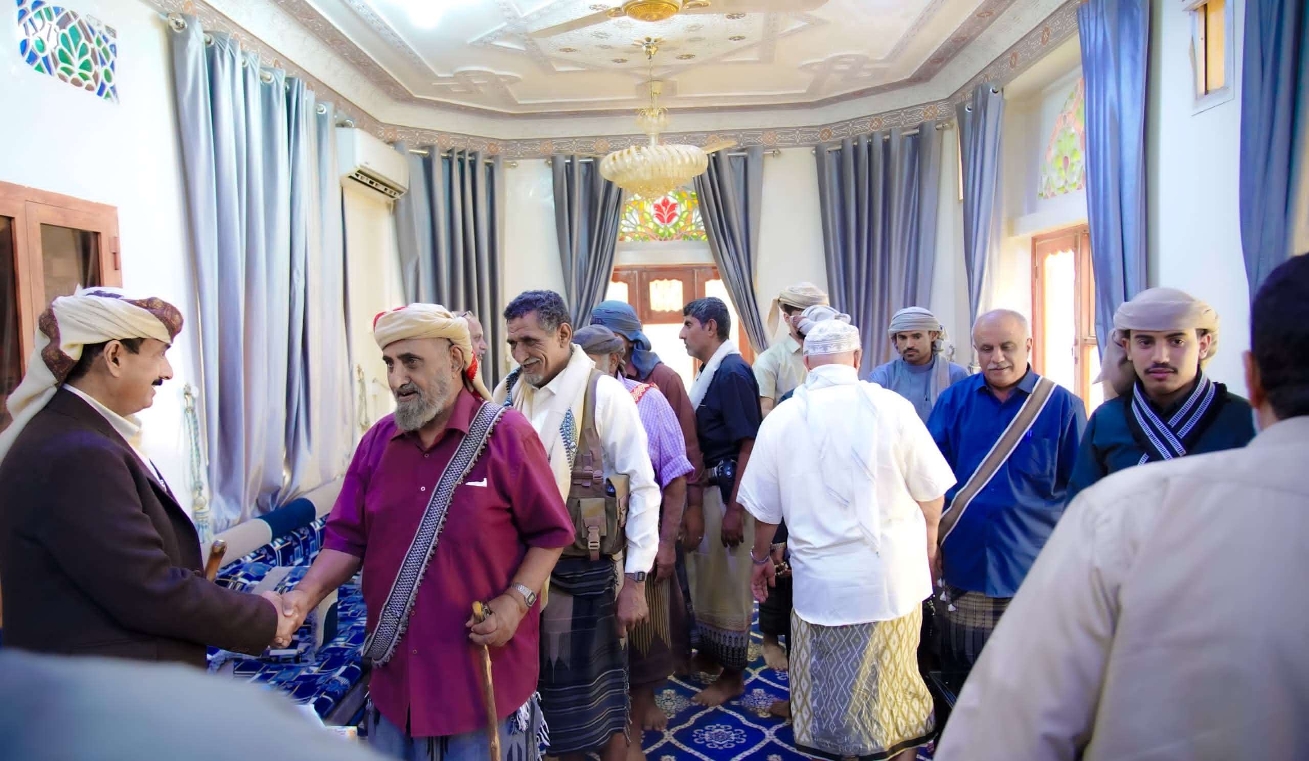 المحافظ بن الوزير يواصل استقبال المهنئين بعيد الفطر المبارك لليوم الثاني في مدينة عتق المحافظ بن الوزير يواصل استقبال المهنئين بعيد الفطر المبارك لليوم الثاني في مدينة عتق