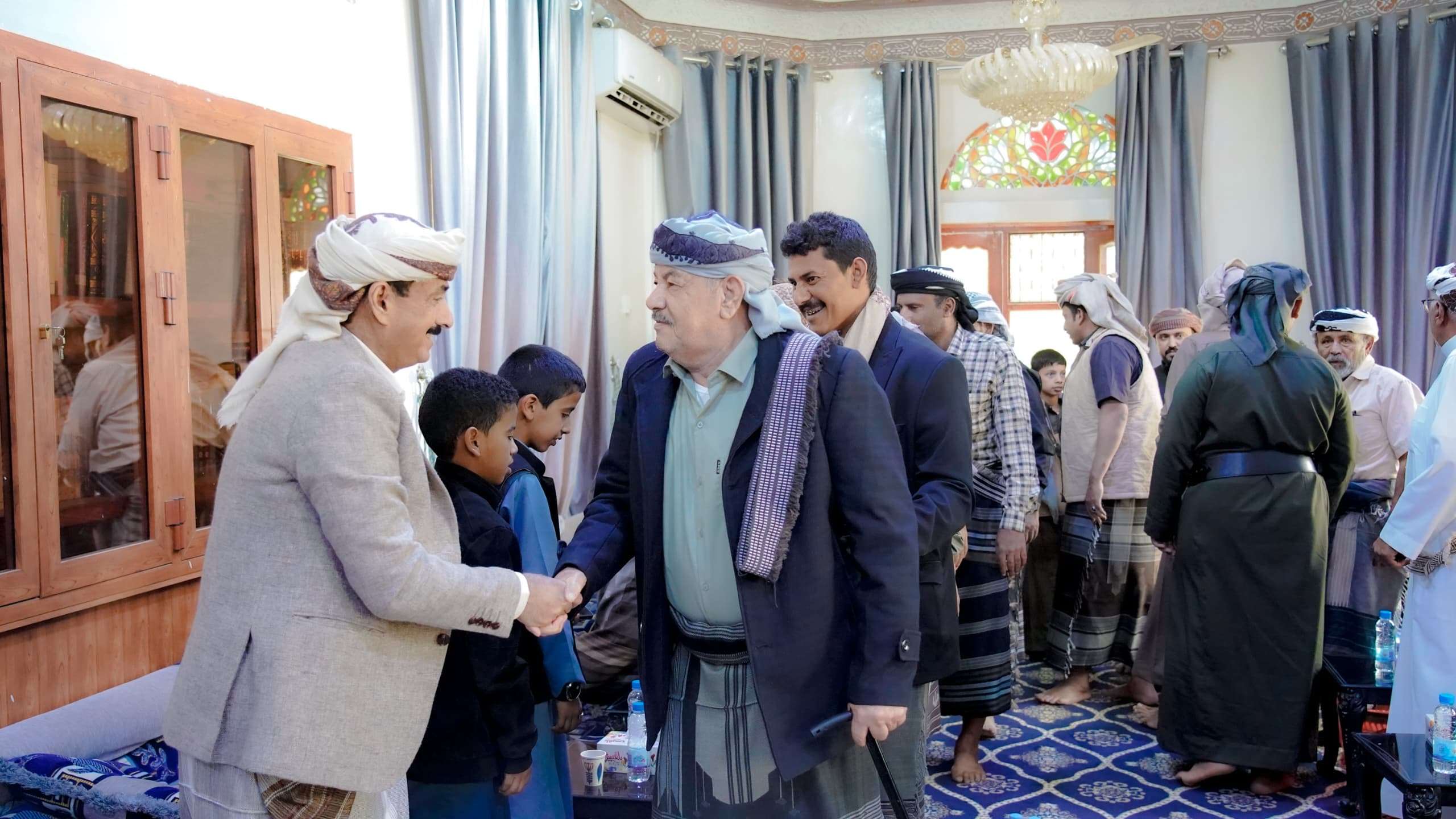 المحافظ بن الوزير يواصل لليوم الثالث استقبال جموع المهنئين بعيد الفطر المبارك