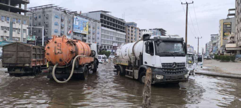 تواصل أعمال شفط مياه الأمطار في عدد من شوارع وأحياء مديرية المنصورة