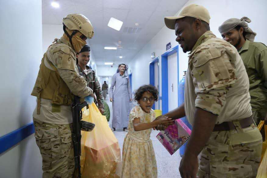 قوات درع الوطن – الفرقة الثانية تنفذ زيارة عيدية إنسانية لمرضى مستشفى القطن بوادي حضرموت