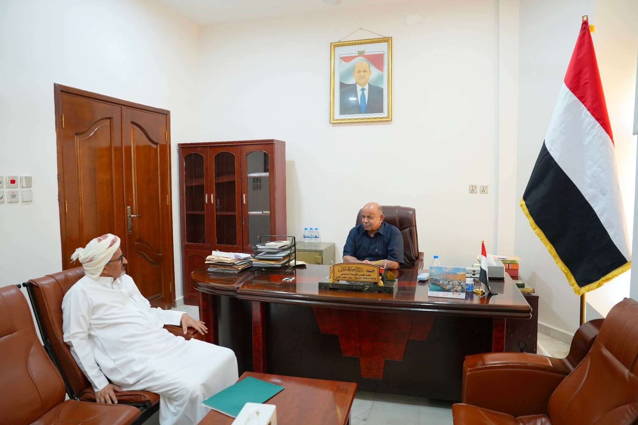 عضو مجلس القيادة محافظ حضرموت يطلع على سير عمل جمارك منفذ الوديعة البري