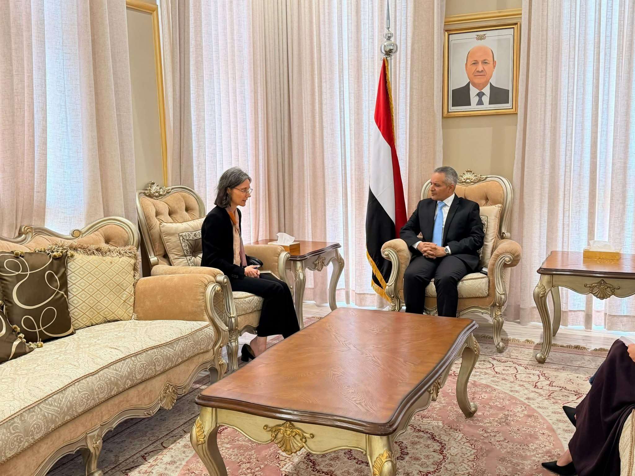 اليافعي والسفيرة الفرنسية يبحثان تعزيز التمكين المجتمعي