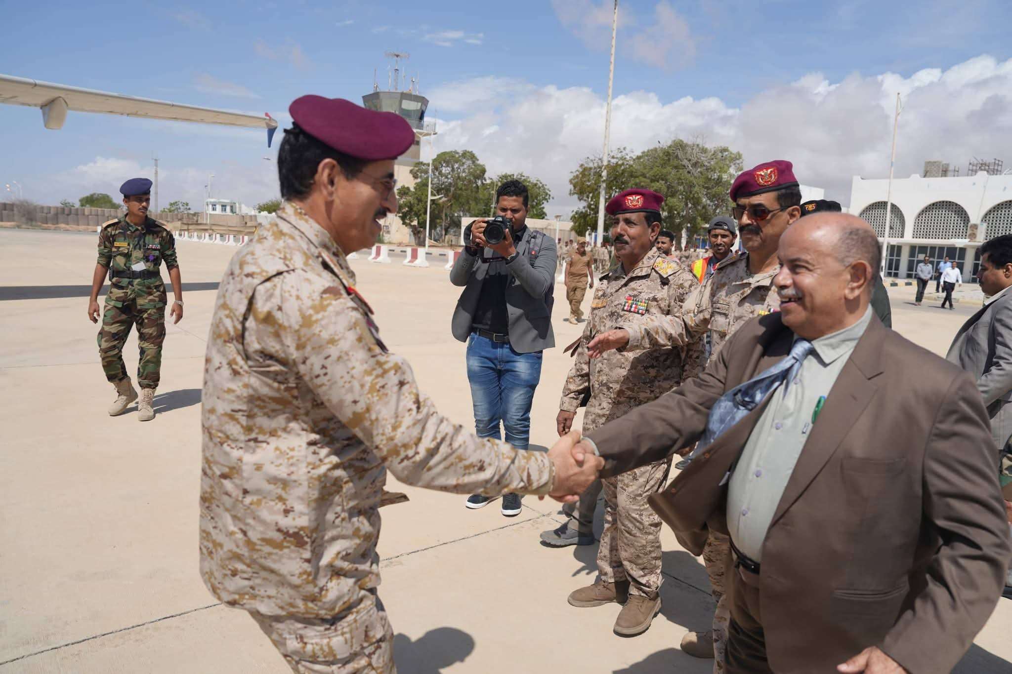 عضو مجلس القيادة الرئاسي “الخنبشي” يستقبل وفدًا حكوميًا رفيعًا في المكلا لبحث الأوضاع الخدمية والتنموية والعسكرية
