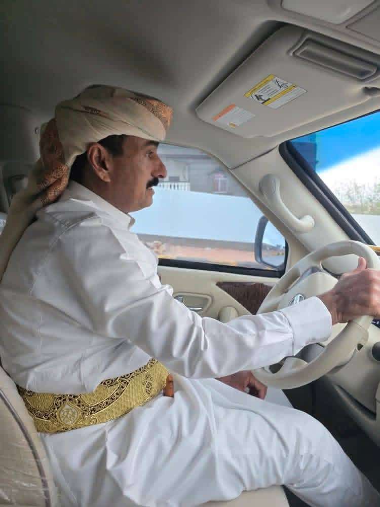 المحافظ بن الوزير يقوم بجولة ميدانية في عتق ويوجه برفع الجاهزية لمواجهة تداعيات الحالة الجوية