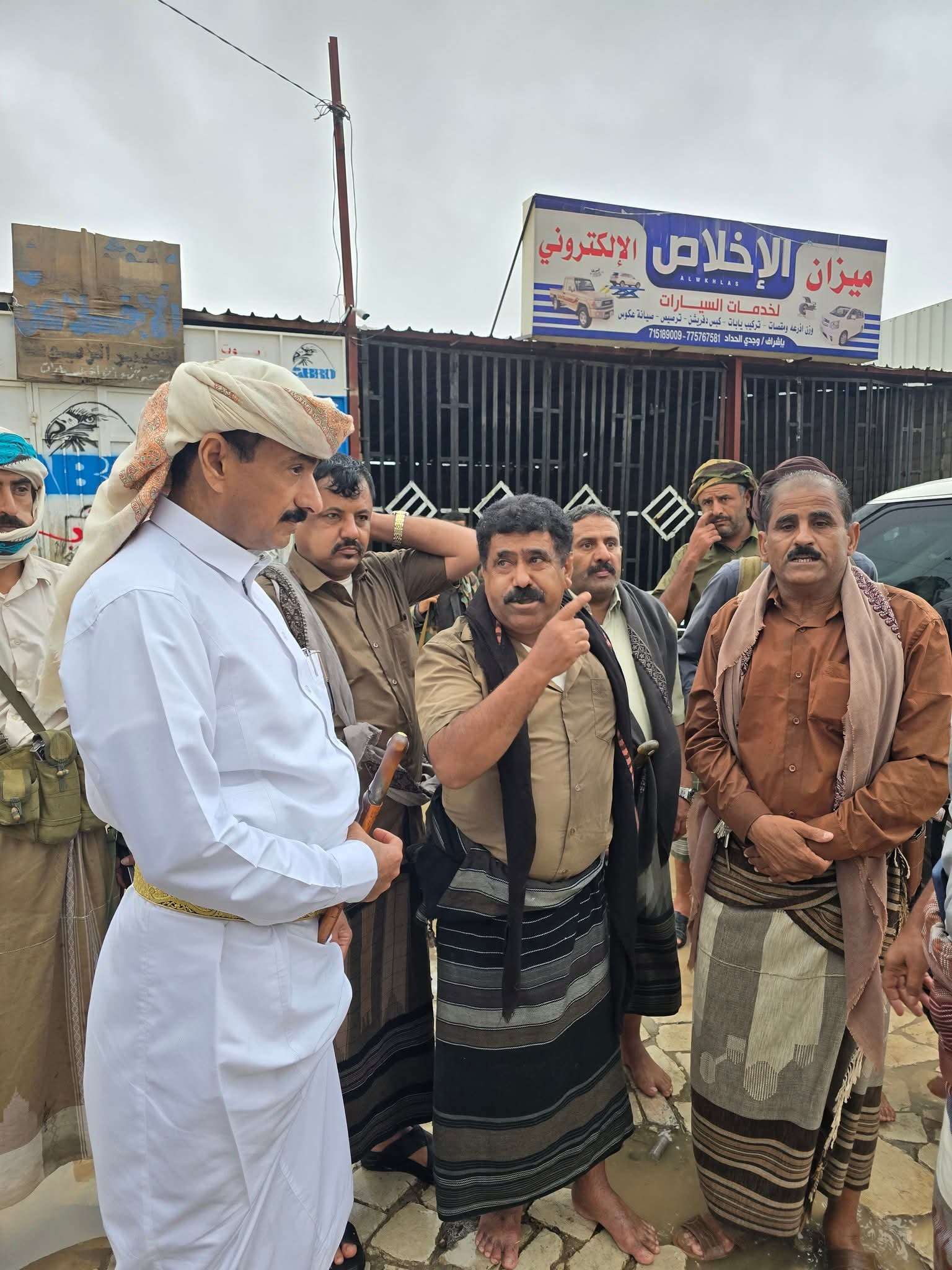 المحافظ بن الوزير يتفقد مدينة عتق ويشدد على رفع الجاهزية لمواجهة اثار الحالة الجوية الماطرة. المحافظ بن الوزير يتفقد مدينة عتق ويشدد على رفع الجاهزية لمواجهة اثار الحالة الجوية الماطرة.