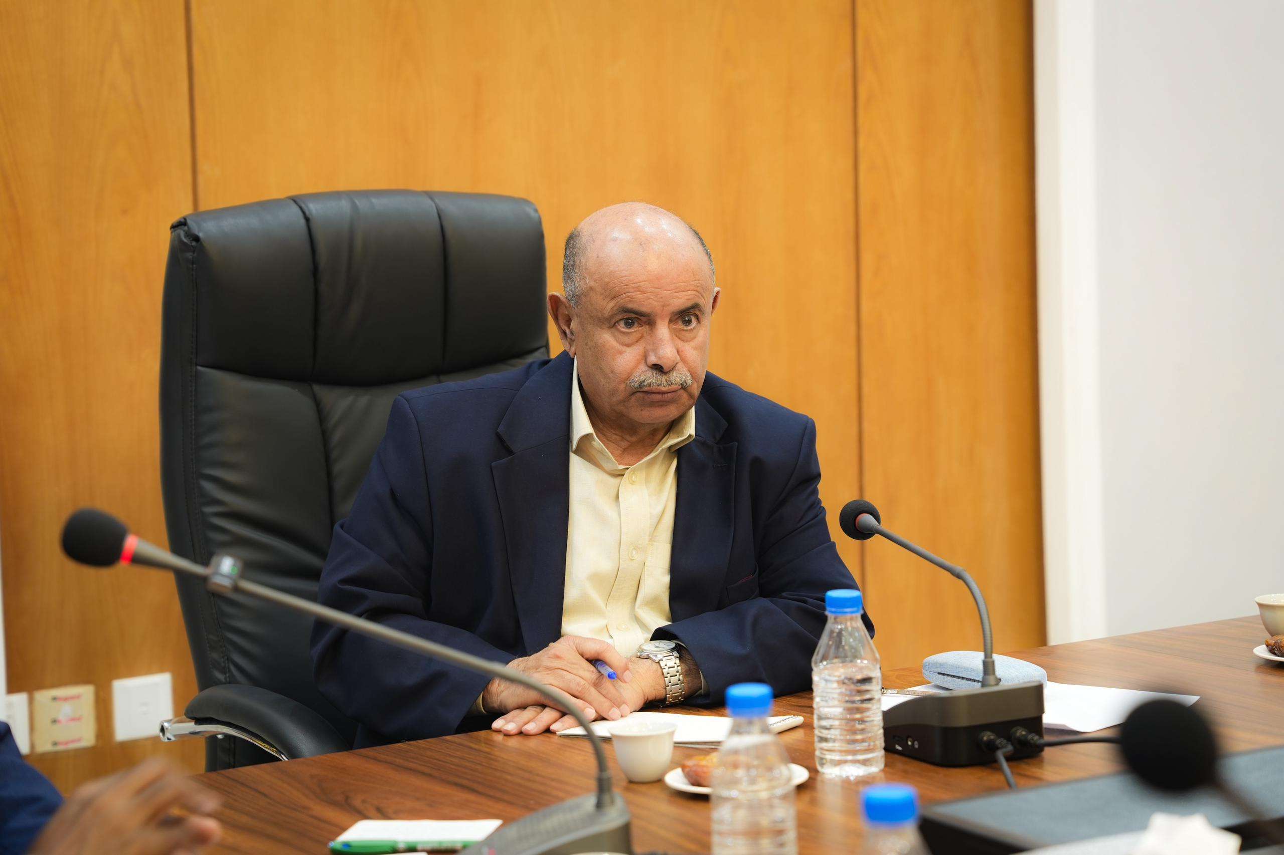 عضو مجلس القيادة محافظ حضرموت يترأس اجتماعاً استثنائياً للمكتب التنفيذي بحضور حكومي رفيع