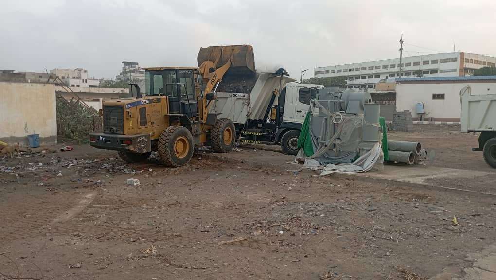 صندوق التحسين بعدن يدشن حملة نظافة في حرم مستشفى الصداقة التعليمي العام