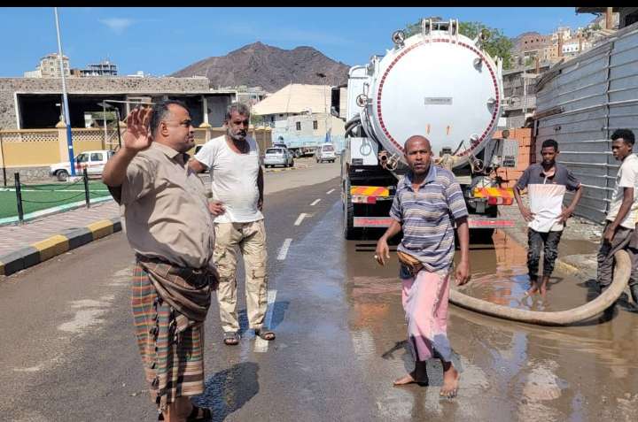 مدير عام مديرية التواهي يطلع على أعمال شفط مياه الأمطار بشوارع المديرية 