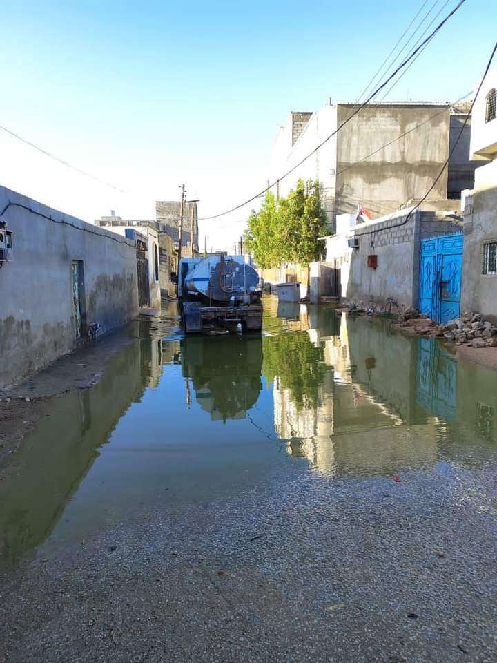 الفرق الفنية بصندوق النظافة تواصل عملية شفط مياه الأمطار من شوارع مدينة الغيضة