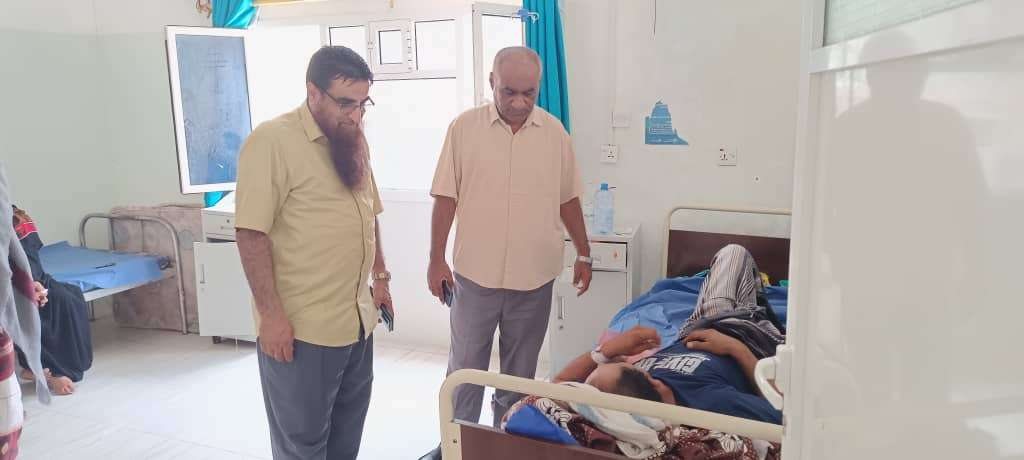 مدير عام مكتب الصحة بأبين يزور المحجر الصحي بمستشفى زنجبار ويشيد بالجهود المبذولة