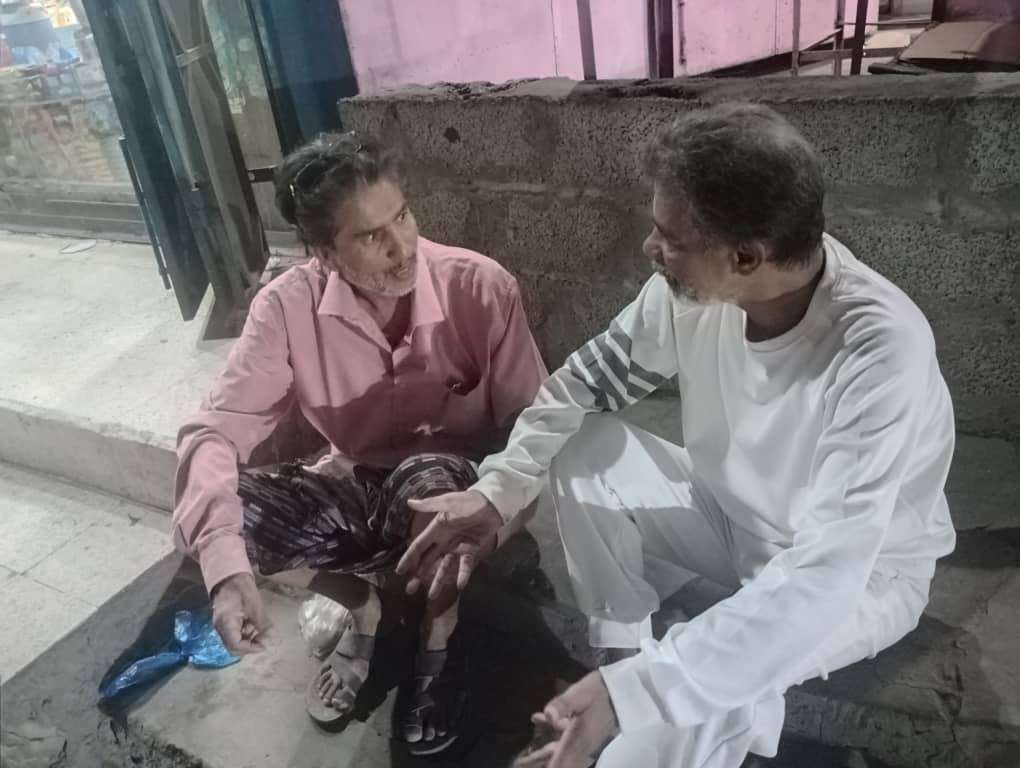 العولقي يؤدي واجب العزاء لصادق حمامة في وفاة والده