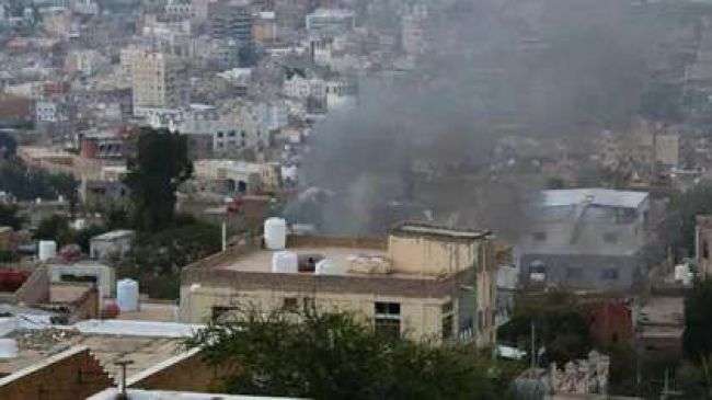 قصف حوثي على حي سكني وسط مدينة تعز