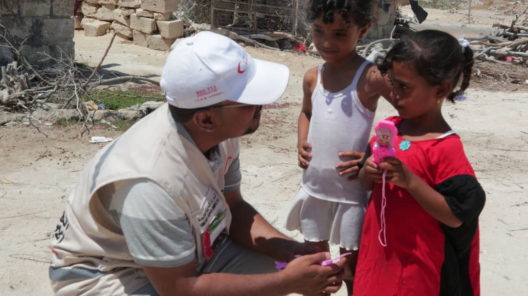 الهلال الأحمر الإماراتي تقدم دفعات جديدة من المساعدات الغذائية  على اهالي غيل باوزير   بحضرموت