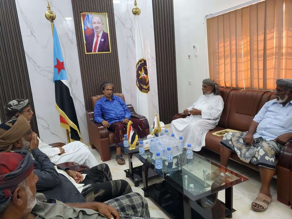 رئيس تنفيذية انتقالي المهرة يلتقي عدد من الضباط لمناقشة مستجدات الأوضاع الأمنية . رئيس تنفيذية انتقالي المهرة يلتقي عدد من الضباط لمناقشة مستجدات الأوضاع الأمنية .