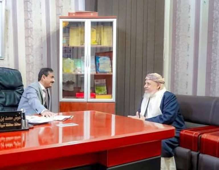 الشيخ باحنحن يشيد بجهود المحافظ ابن الوزير والسعاة ويطلع الرأي العام مستجدات (الخزمة ومواقع النزاع فيها)