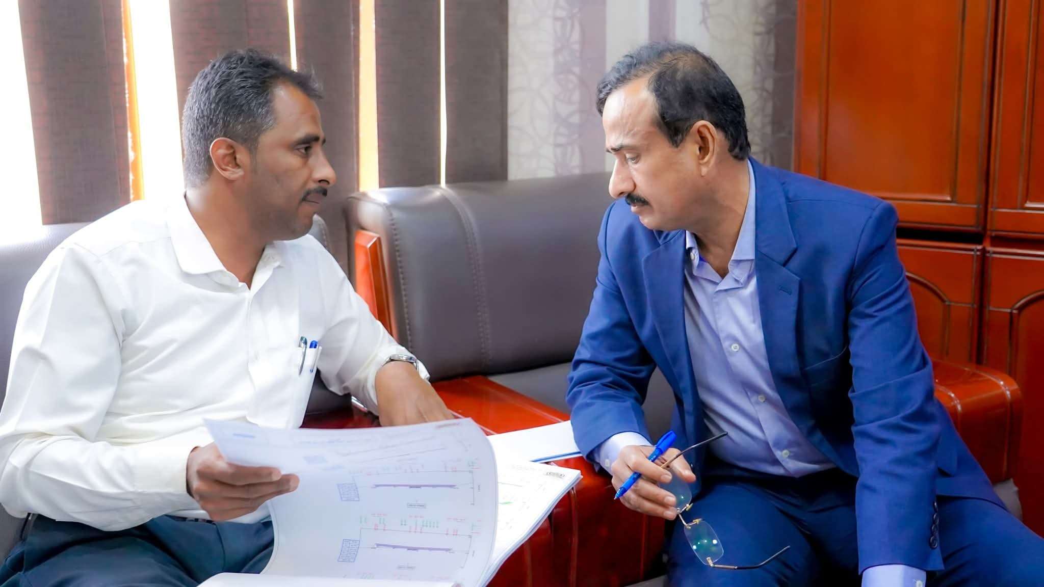 محافظ شبوة يطلع على الدراسات النهائية لمشروع توسعة وتأهيل الشارع الرئيس لمدينة عزان ميفعة.